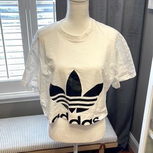 Adidas crop tee with lace sleeves l, size Large